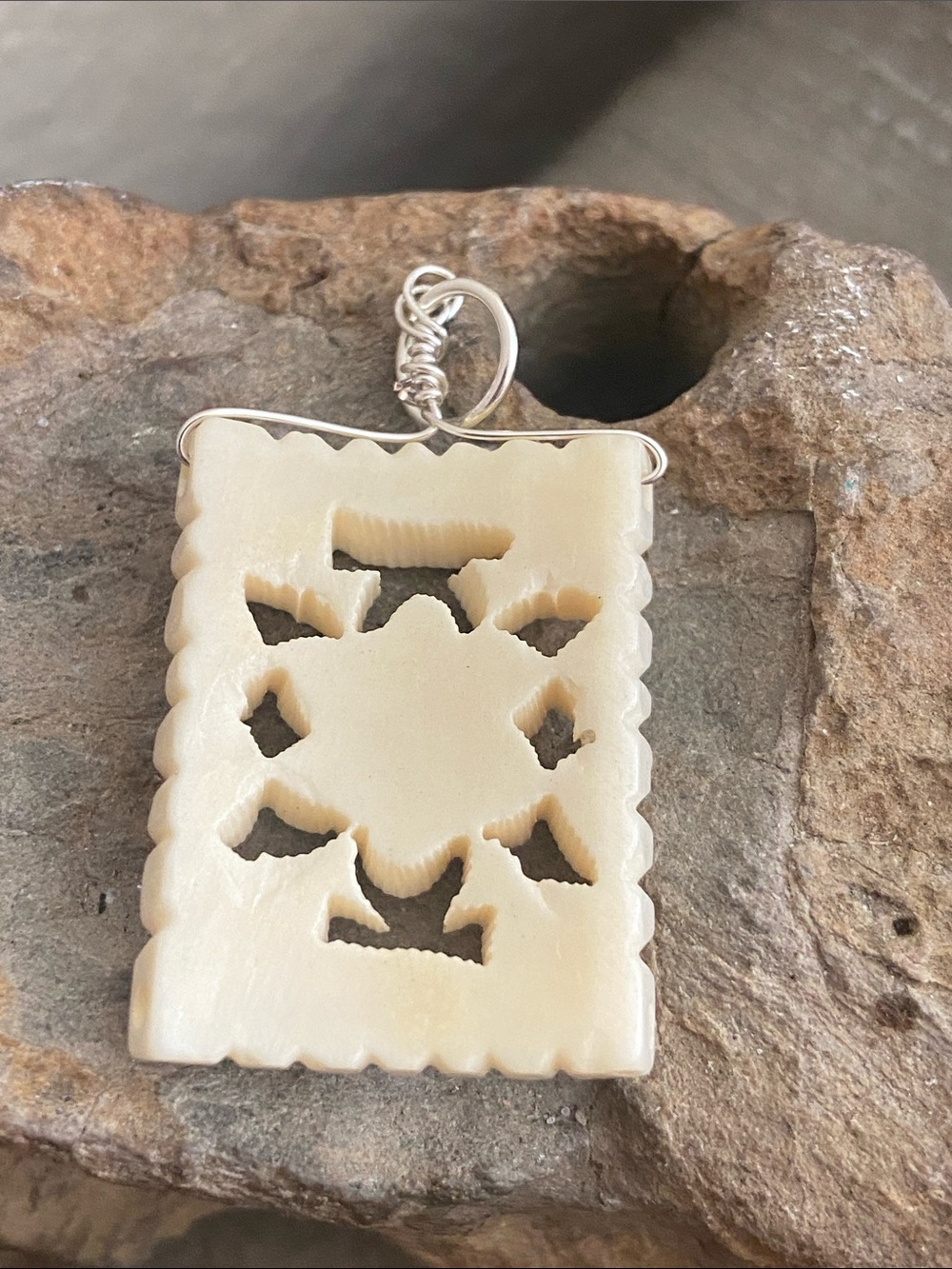 NEW HANDMADE VINTAGE Carved BONE Floral Pendant - Picture 3 of 6